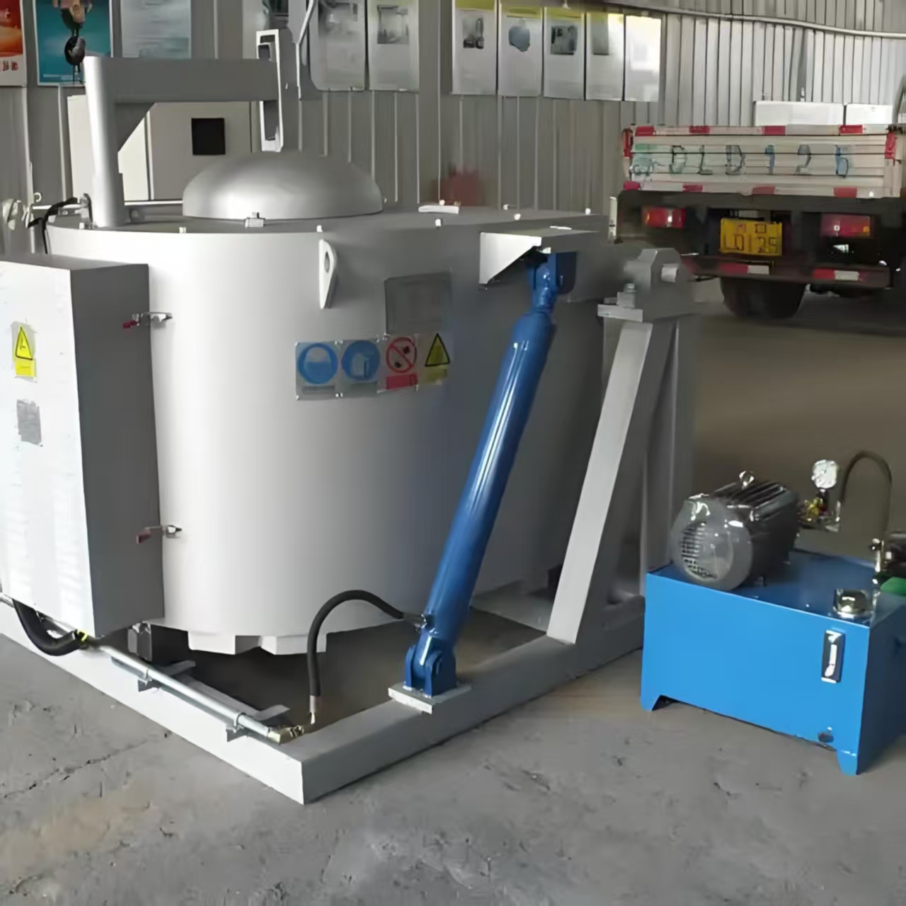 交付给客户现场的坩埚炉