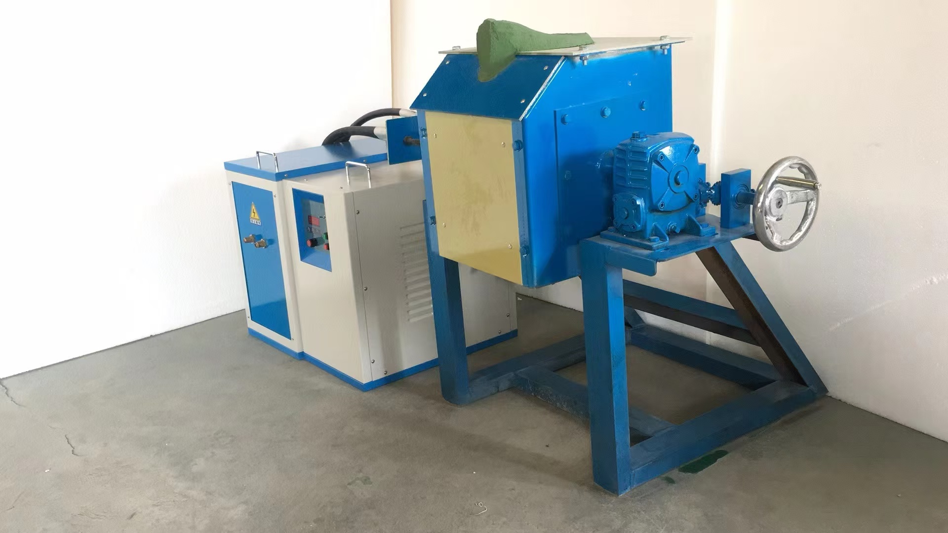 学校实验室小型熔铝炉图片