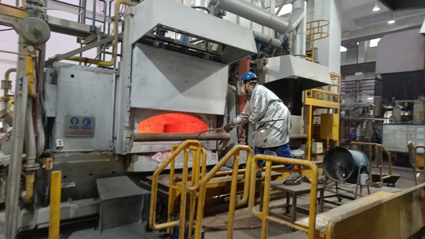 炉门漏气一年能偷走你几十万？老师傅手记：铝合金熔炼炉密封维修，抓准这三点比换零件还管用