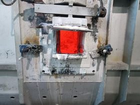 深夜一个电话，过保炉子出事！700度铝水差点酿大祸，我带徒弟紧急排险实录