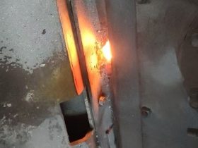 深夜火光冲天！1号烧嘴“放烟花”？老师傅亲历倾转式熔化炉抢修实录