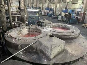 力劲彭经理找了一周，改了三次方案，最后定下这台AB旋转熔铝炉